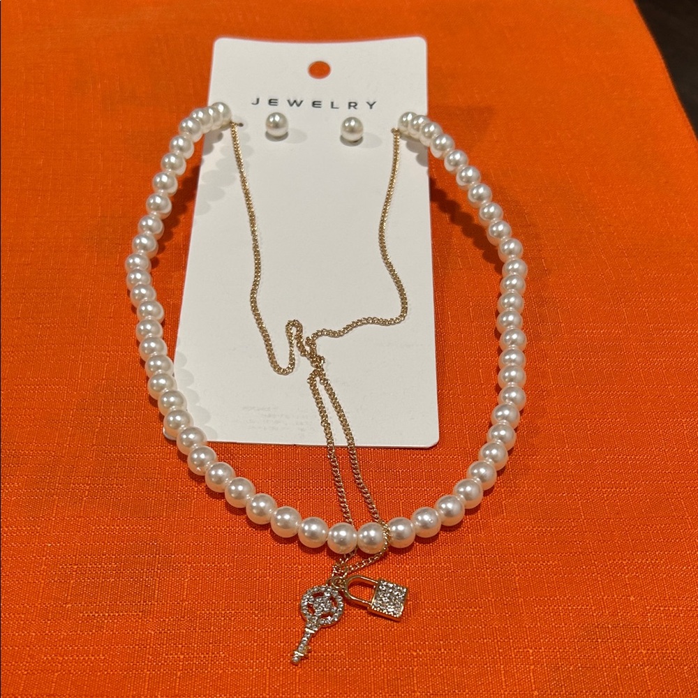 Elegant Pearl and Gold Necklace Set - Picture 5 of 6